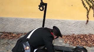 I carabinieri hanno denunciato un ventenne per danneggiamento e percosse