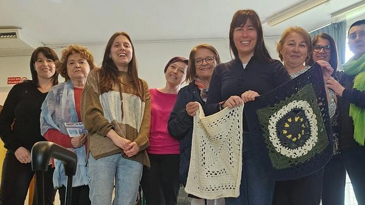 Lavorare a maglia a Ostellato per contrastare la violenza sulle donne: un progetto che promuove l'autonomia e la consapevolezza femminile attraverso la creatività e la condivisione.