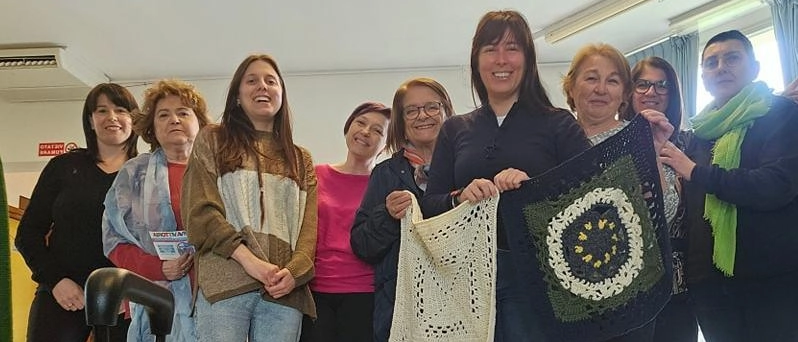 Lavorare a maglia a Ostellato per contrastare la violenza sulle donne: un progetto che promuove l'autonomia e la consapevolezza femminile attraverso la creatività e la condivisione.