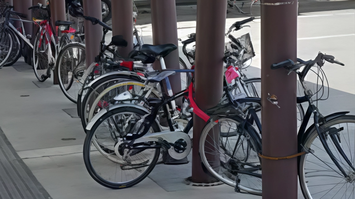 Blitz anti degrado della polizia locale a piazzale Battisti: rimossi 5 rottami e 30 biciclette parcheggiate in modo disordinato. Proprietari hanno 15 giorni per reclamarle, altrimenti saranno spostate al magazzino comunale. Consigliato l'uso del Bike Park vicino alla stazione.