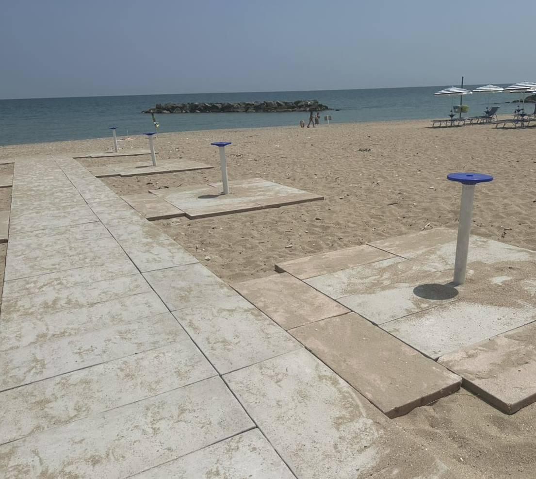 Pedane e passerella fino al mare. Una spiaggia per i disabili Pedane e passerella fino al mare. Una spiaggia per i disabili
