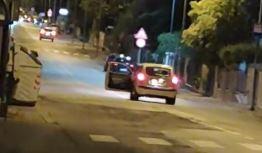 Alla guida dell’auto con lo sportello spalancato, rischia l’incidente / VIDEO