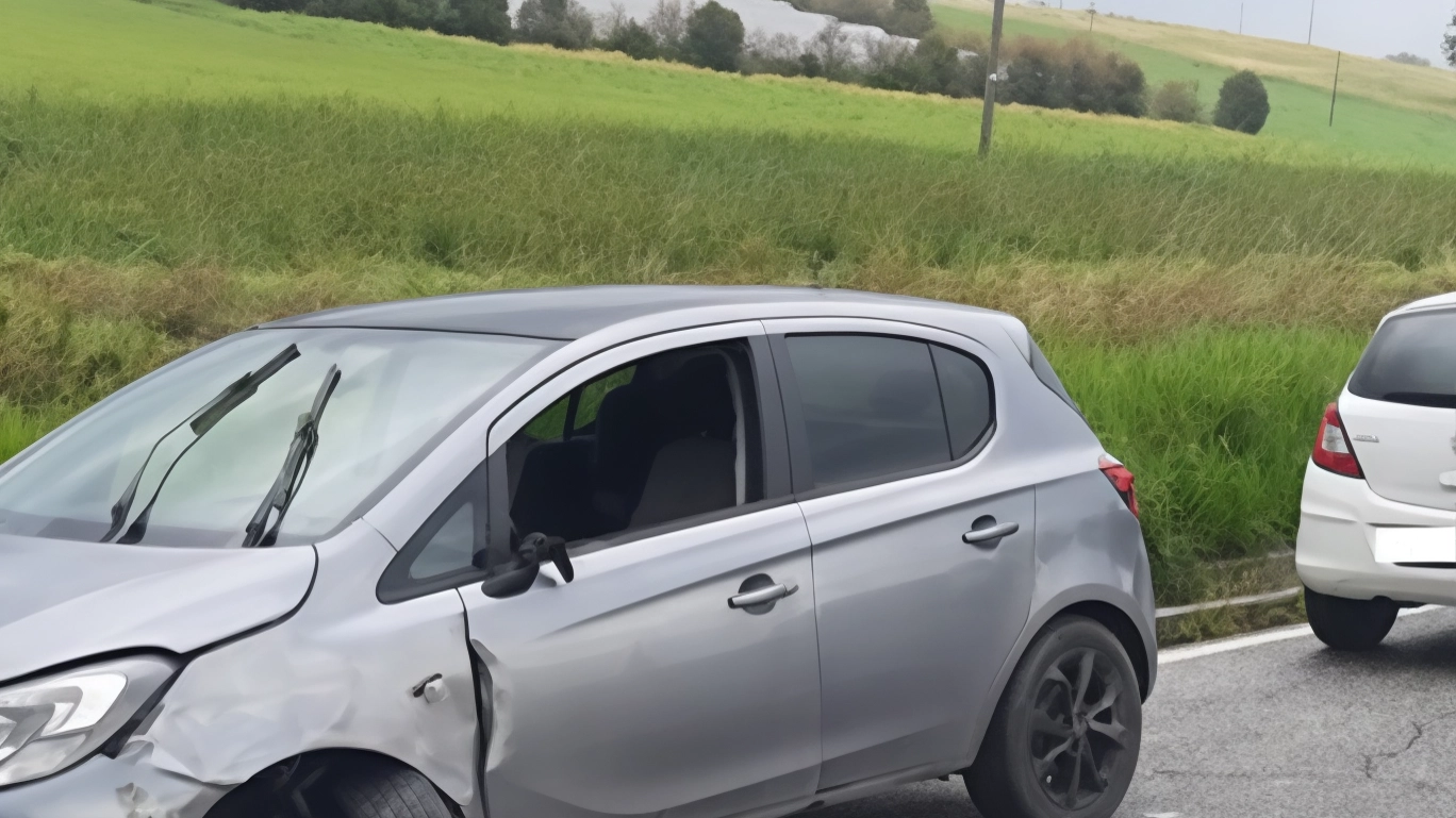 Incidente a Fontenoce di Recanati: due auto si scontrano lungo la provinciale 77. Nessun ferito grave, solo danni materiali. Disagi al traffico durante l'ora di punta.