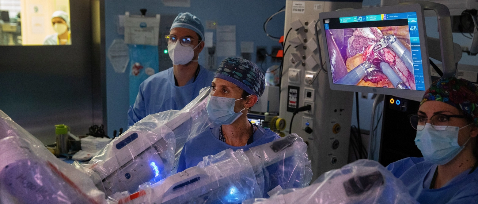 Un 75enne marchigiano è stato sottoposto a un intervento di rimozione di due carcinomi, uno al rene e uno al colon grazie al sostegno del robot Hugo