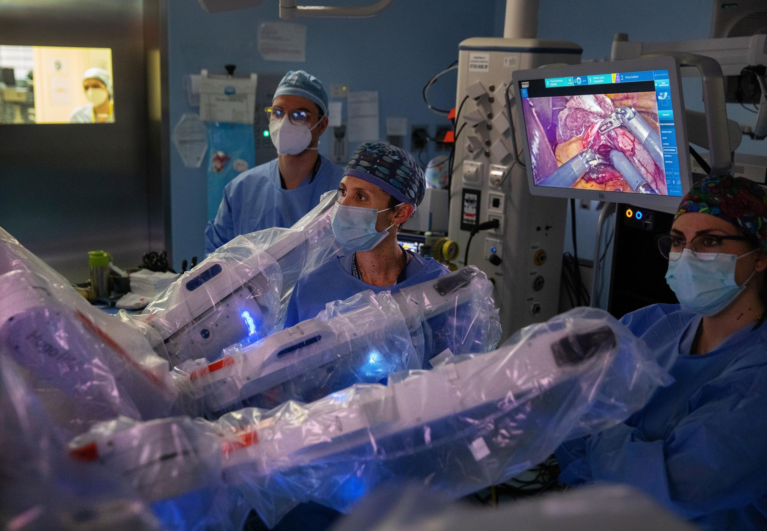 Chirurgia robotica, al Sant’Orsola rimossi due tumori maligni nella stessa operazione