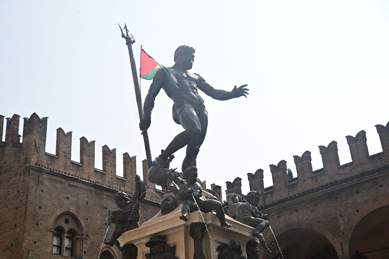 bandiera della palestina sul nettuno a bologna