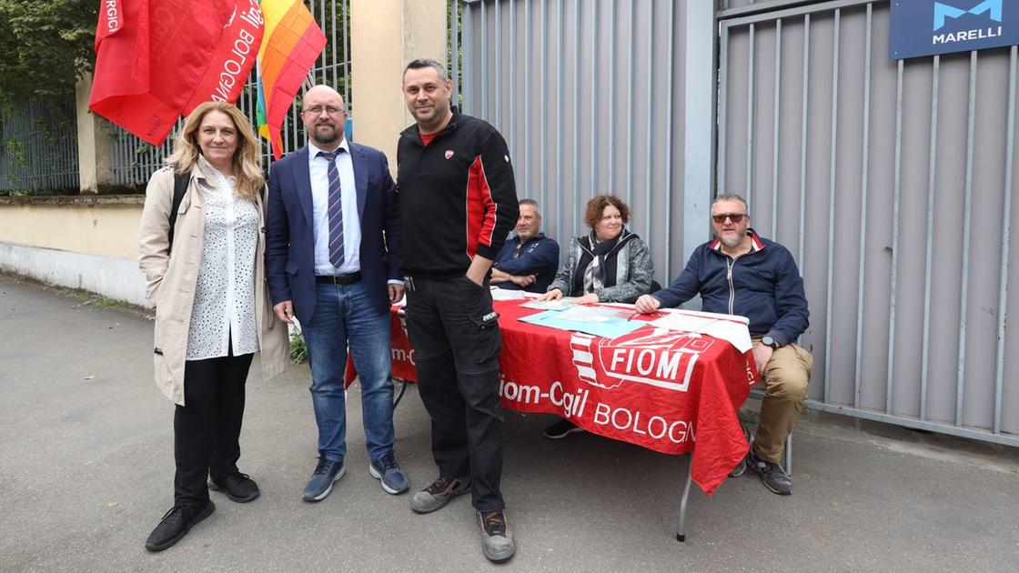 Igor Taruffi a Bologna firma il referendum di Cgil per abolire il Jobs Act