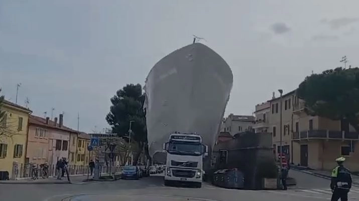 Il gigantesco yacht Ferretti ha attraversato la città per arrivare al porto di Fano