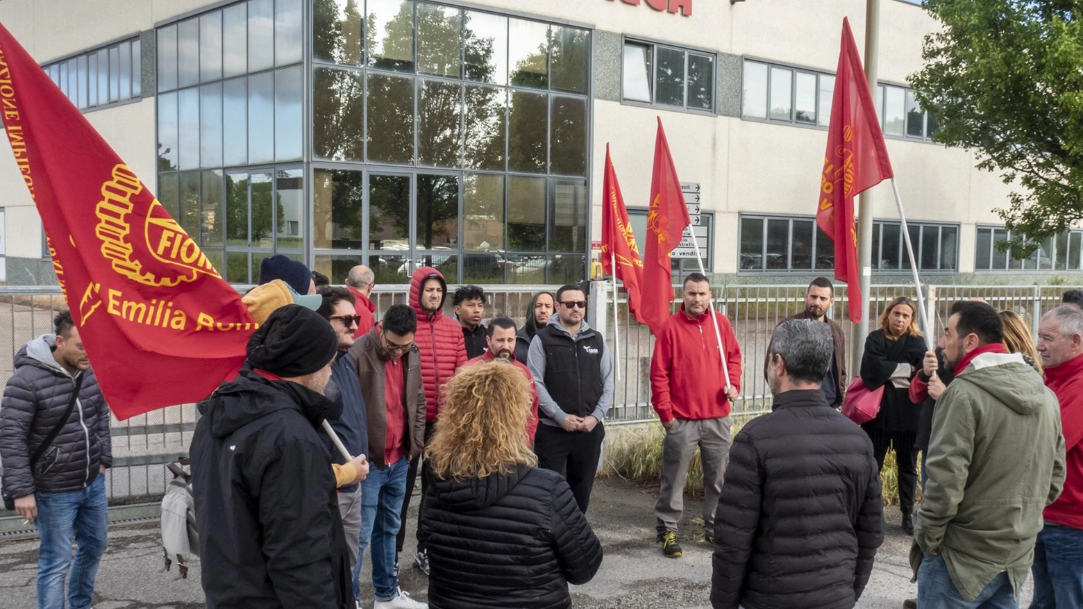 I 25 lavoratori ieri si sono trovati davanti alla sede dell’azienda in forte crisi. Il legale della ditta: "I fornitori non consegnano più e gli ordini sono bloccati".