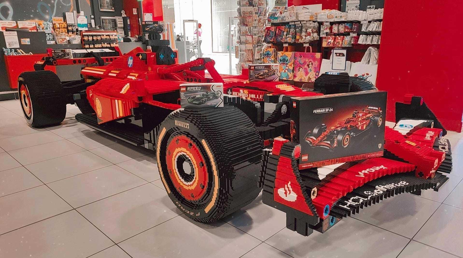 All’iper Puntadiferro c’è una Ferrari costruita con 560mila mattoncini All’iper Puntadiferro c’è una Ferrari costruita con 560mila mattoncini