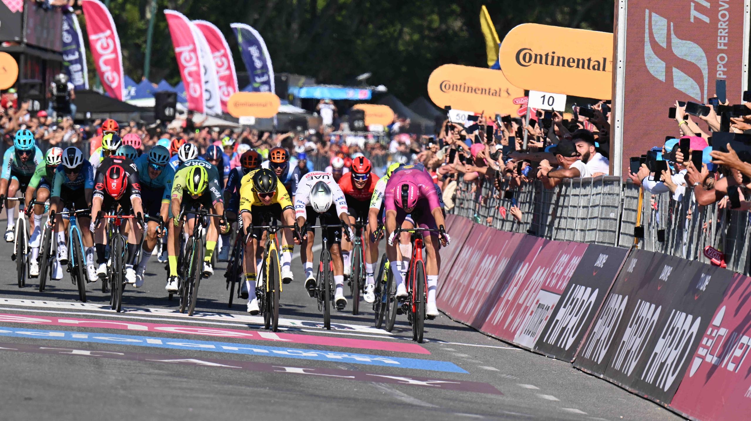 Giro d’Italia tappa 13, partenza da Riccione: strade chiuse e come cambia la viabilità
