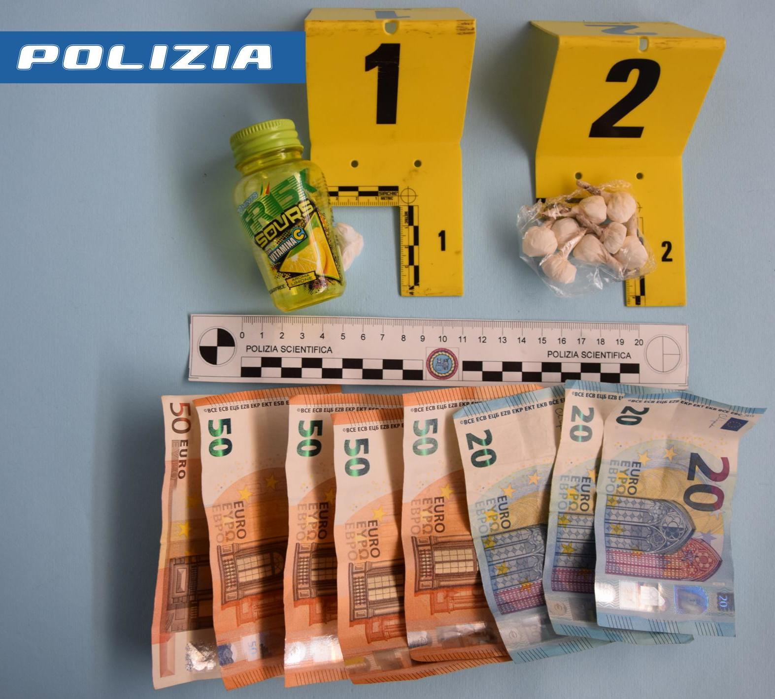 Nascondeva la cocaina nelle mutande: pusher denunciato
