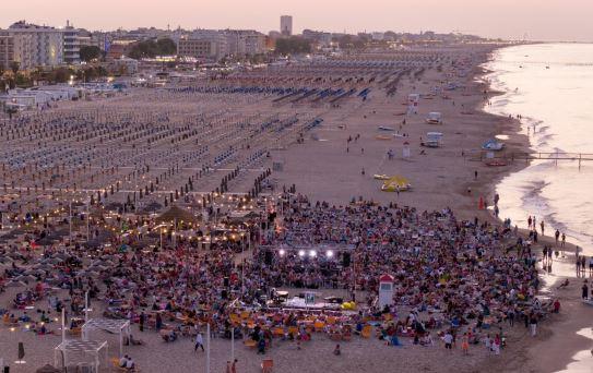 La foto dall’alto: 4.000 in spiaggia a pregare per la pace con Red Ronnie e Claudio Cecchetto La foto dall’alto: 4.000 in spiaggia a pregare per la pace con Red Ronnie e Claudio Cecchetto