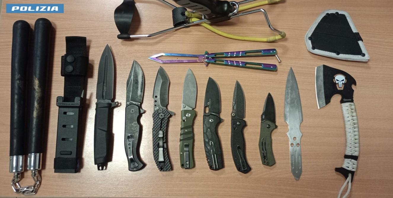 in moto con 9 coltelli accetta e armi da ninja denunciato dopo un controllo stradale