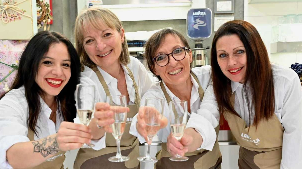 Uno staff tutto rosa al Caffè Marconi, da sinistra: Noemi La Rosa, Loretta e Nicoletta Subissati e Patrizia Letizi