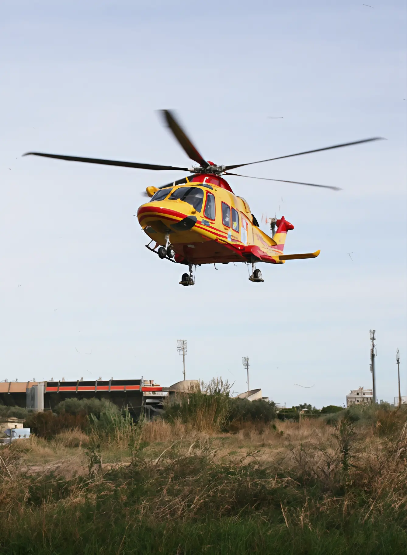 Auto finisce contro un muro. In pericolo di vita un 73enne