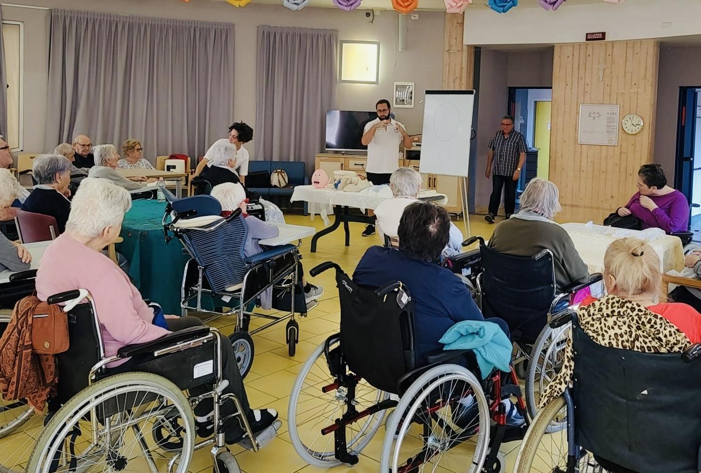 attività artistiche e laboratori con i nonni dei punti anziani da Ilrestodelcarlino.it attività artistiche e laboratori con i nonni dei punti anziani