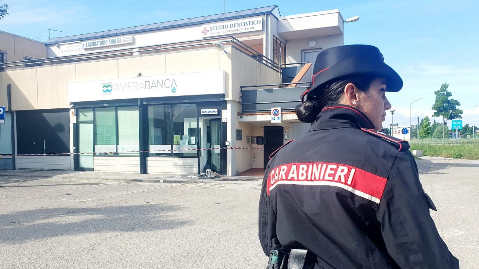 Uno dei ladri è rimasto ferito durante l'assalto al bancomat di RivieraBanca di Cattolica (foto Migliorini)