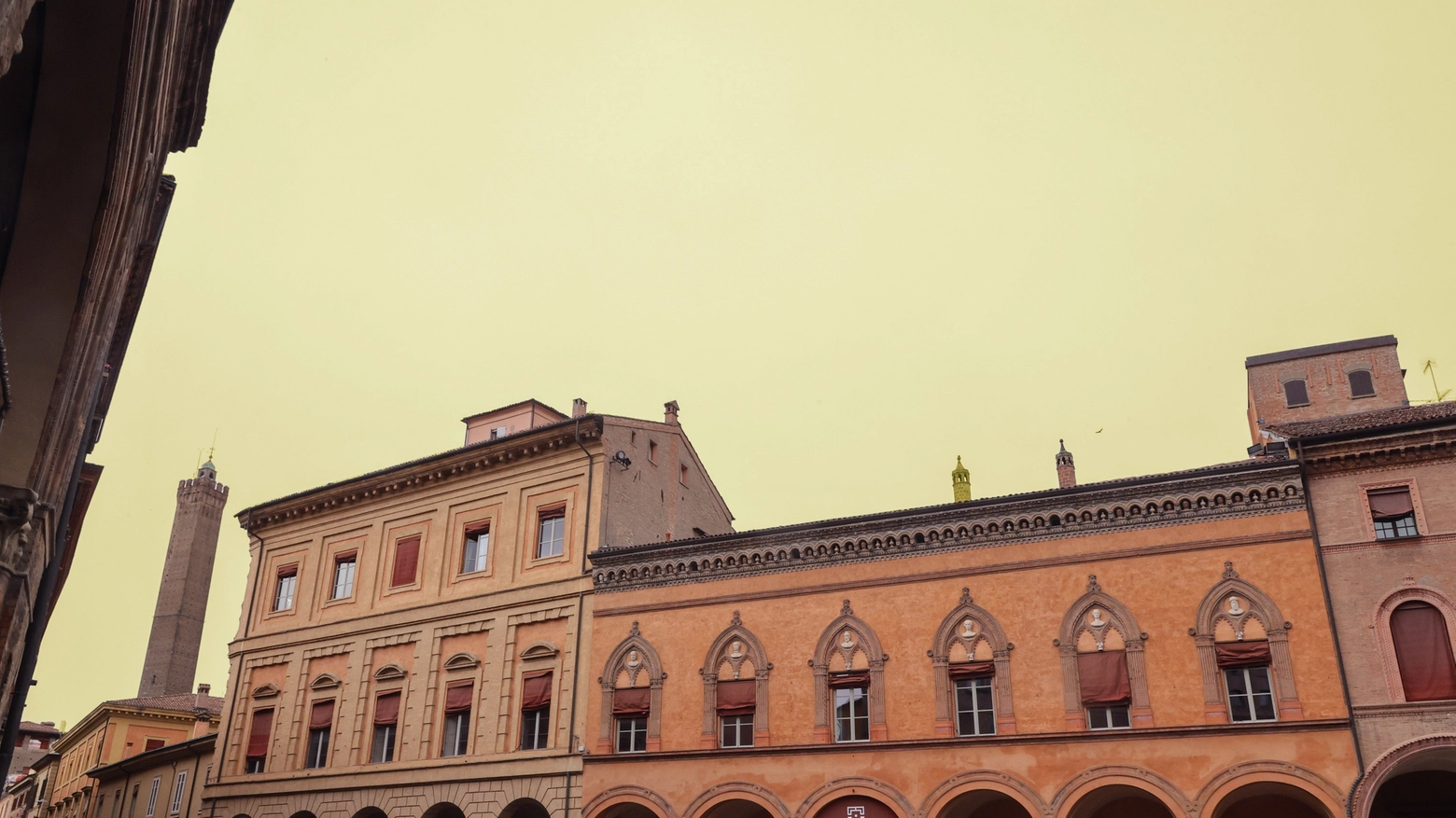 Cielo giallo oggi a Bologna (foto Schicchi)