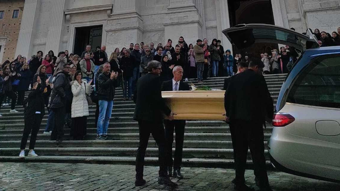Nel duomo di Urbino l’ultimo saluto a Diana Sorini. Sull’altare il ricordo commosso degli studenti
