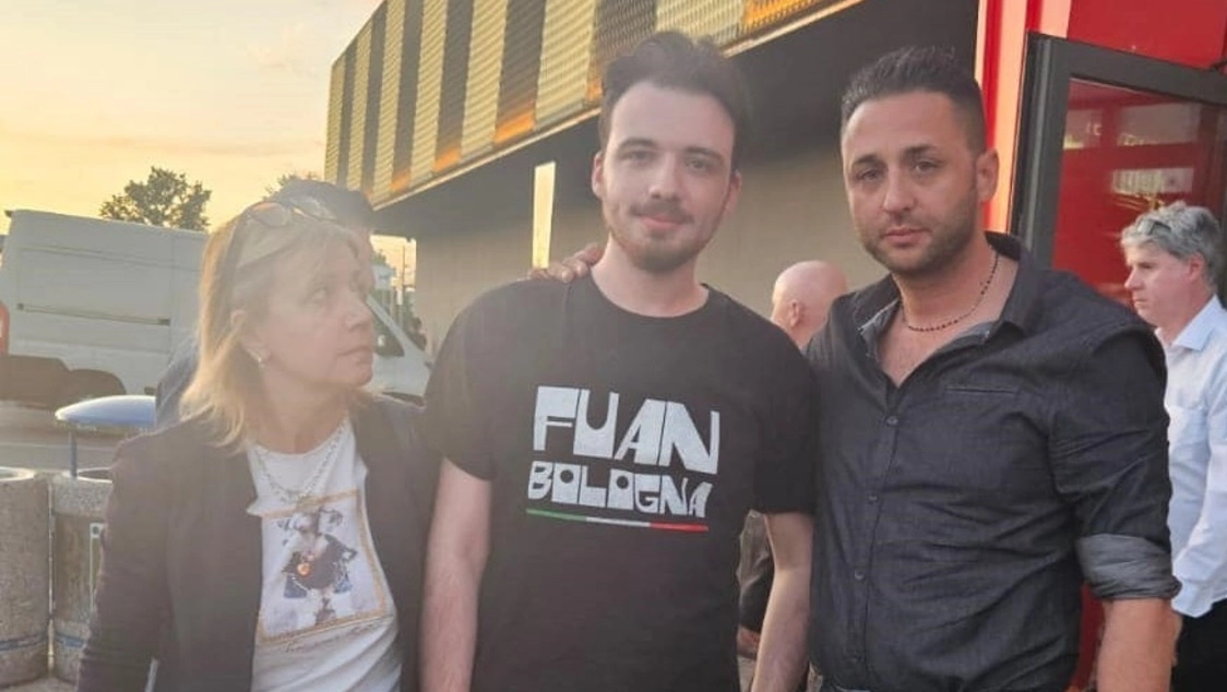 Federico Piazza stava tornando a Bologna dalla manifestazione di Fratelli d’Italia a Roma. Indossava una t-shirt con la scritta ‘Fuan’. È stato medicato al Maggiore