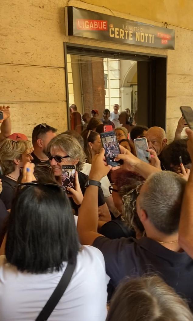 Luciano Ligabue abbraccia i fan a Correggio: inagurato il temporary shop