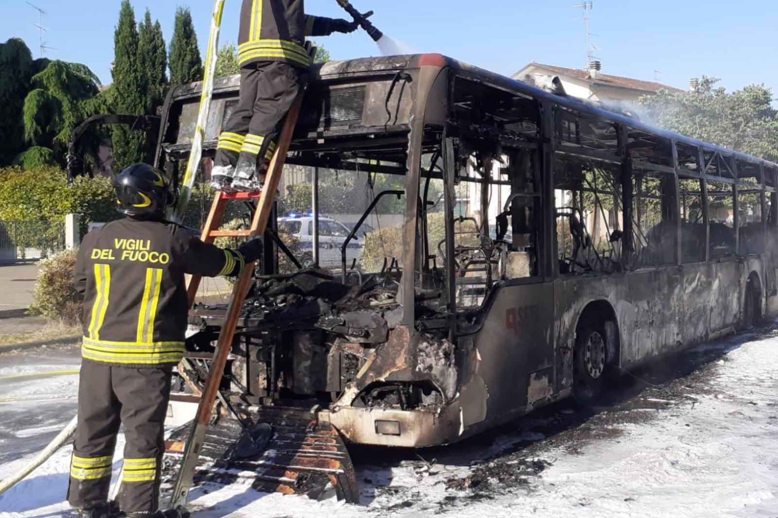 Autobus di studenti prende fuoco: paura a bordo, l’autista salva tutti Autobus di studenti prende fuoco: paura a bordo, l’autista salva tutti