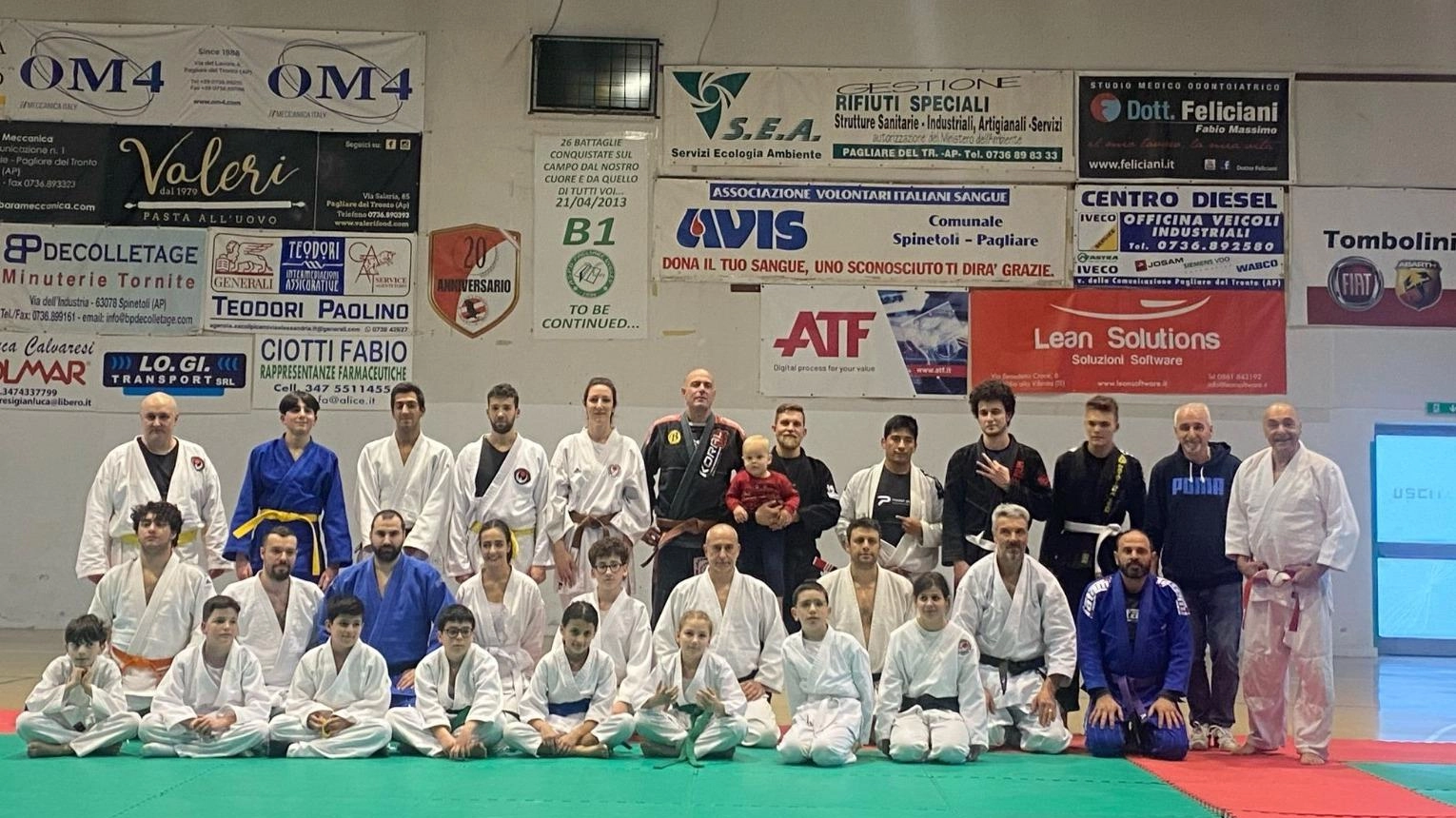 Nel Palazzetto dello Sport di Pagliare si è svolto un allenamento interregionale di arti marziali, con il maestro Giuseppe Solito premiato per il settimo dan di judo. Presenti anche altre associazioni del settore.