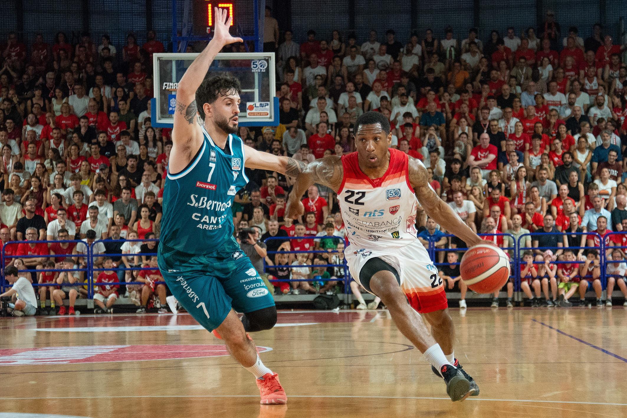 Basket, la Rinascita Rimini ancora ko con Cantù: il sogno serie A si allontana Basket, la Rinascita Rimini ancora ko con Cantù: il sogno serie A si allontana
