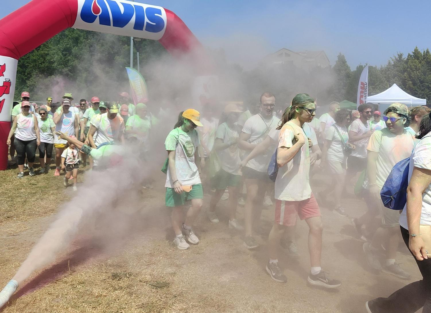 Color Run, in 350 di corsa per Avis tra musica e allegria Color Run, in 350 di corsa per Avis tra musica e allegria