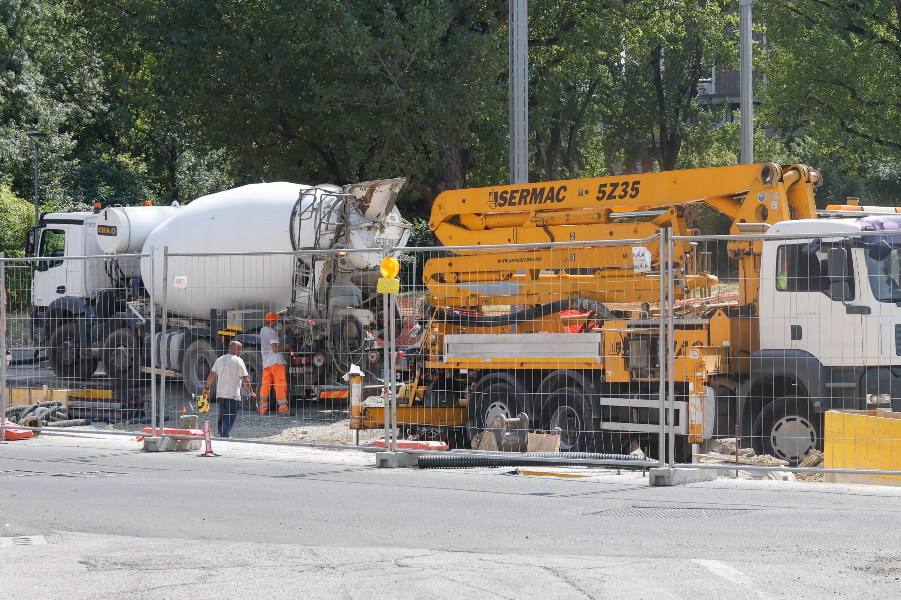 Cantieri sotto al sole: operai del tram al lavoro anche nelle ore di divieto