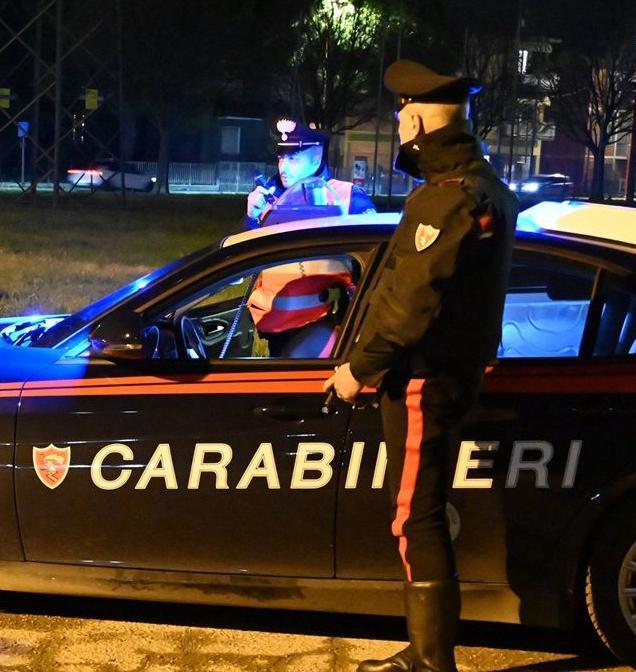 nastro adesivo sulle targhe e armi nell auto denunciato da Ilrestodelcarlino.it nastro adesivo sulle targhe e armi nell auto denunciato