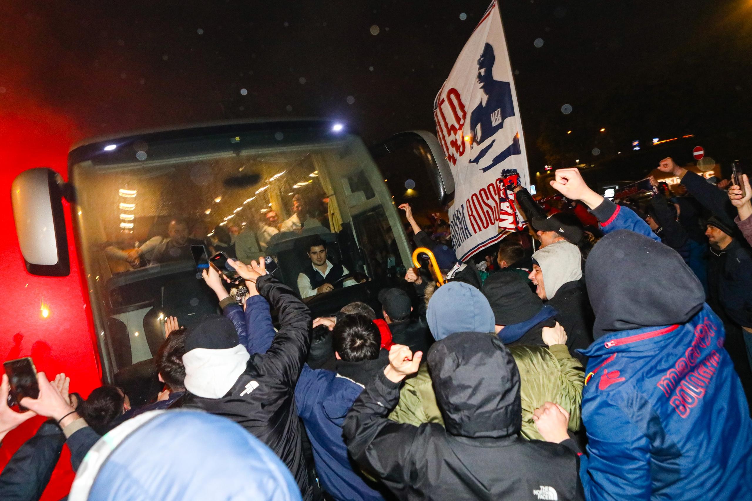 Un’accoglienza da Champions: i tifosi rossoblù abbracciano il Bologna nella notte dopo il trionfo di Roma