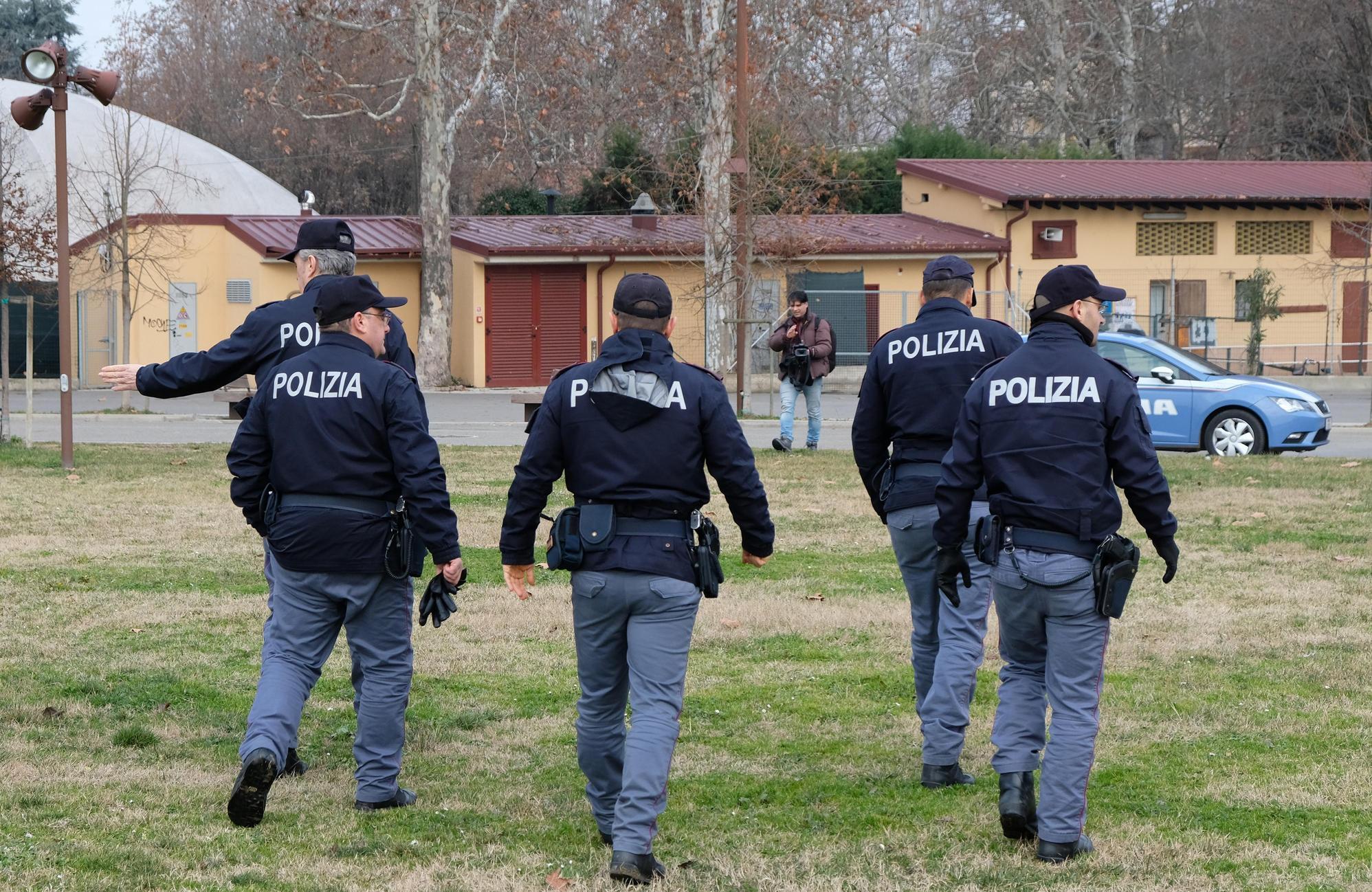 Aggressione in via Bonasi. Minacce per derubarla nel cortile di casa: "Era bloccata in auto" Aggressione in via Bonasi. Minacce per derubarla nel cortile di casa: "Era bloccata in auto"