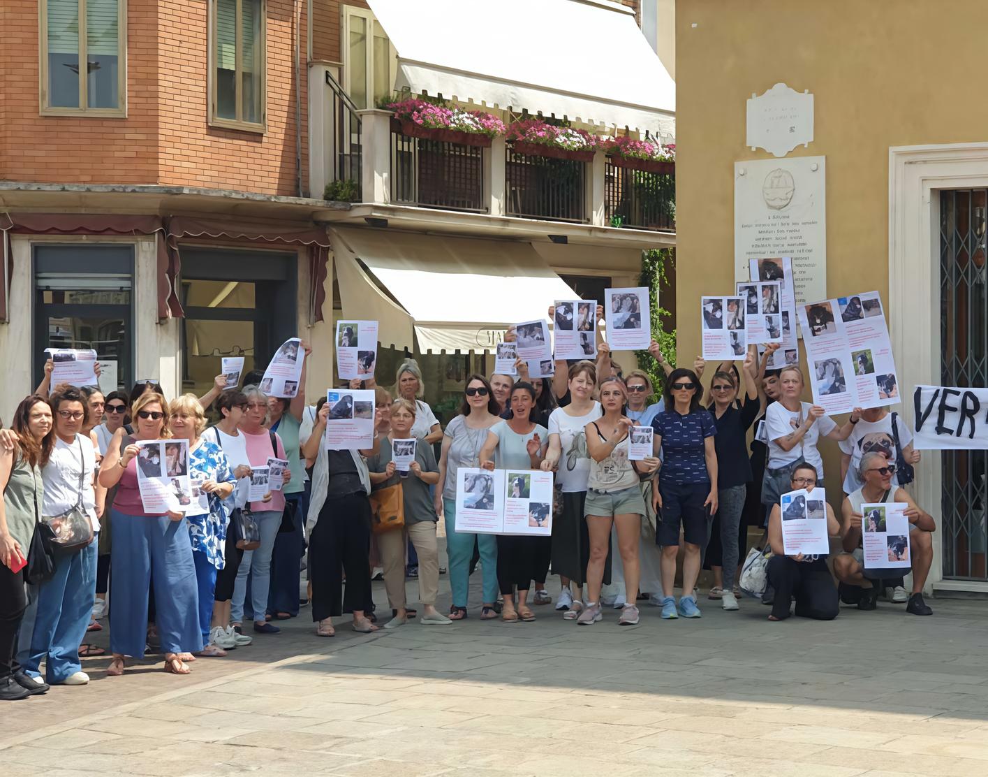 Presidio per i cani di Santa Bianca: "Confronto positivo con il sindaco" Presidio per i cani di Santa Bianca: "Confronto positivo con il sindaco"
