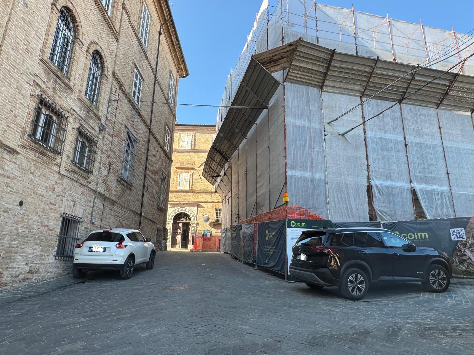 Negozi che chiudono e residenti sconsolati: circondati dai cantieri Negozi che chiudono e residenti sconsolati: circondati dai cantieri