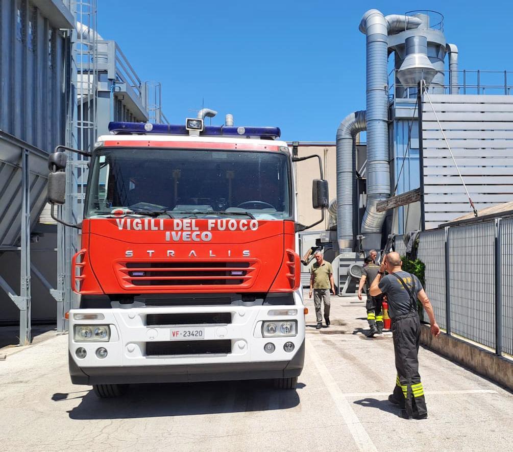 Incendio all’Alluflon, feriti due vigili del fuoco
