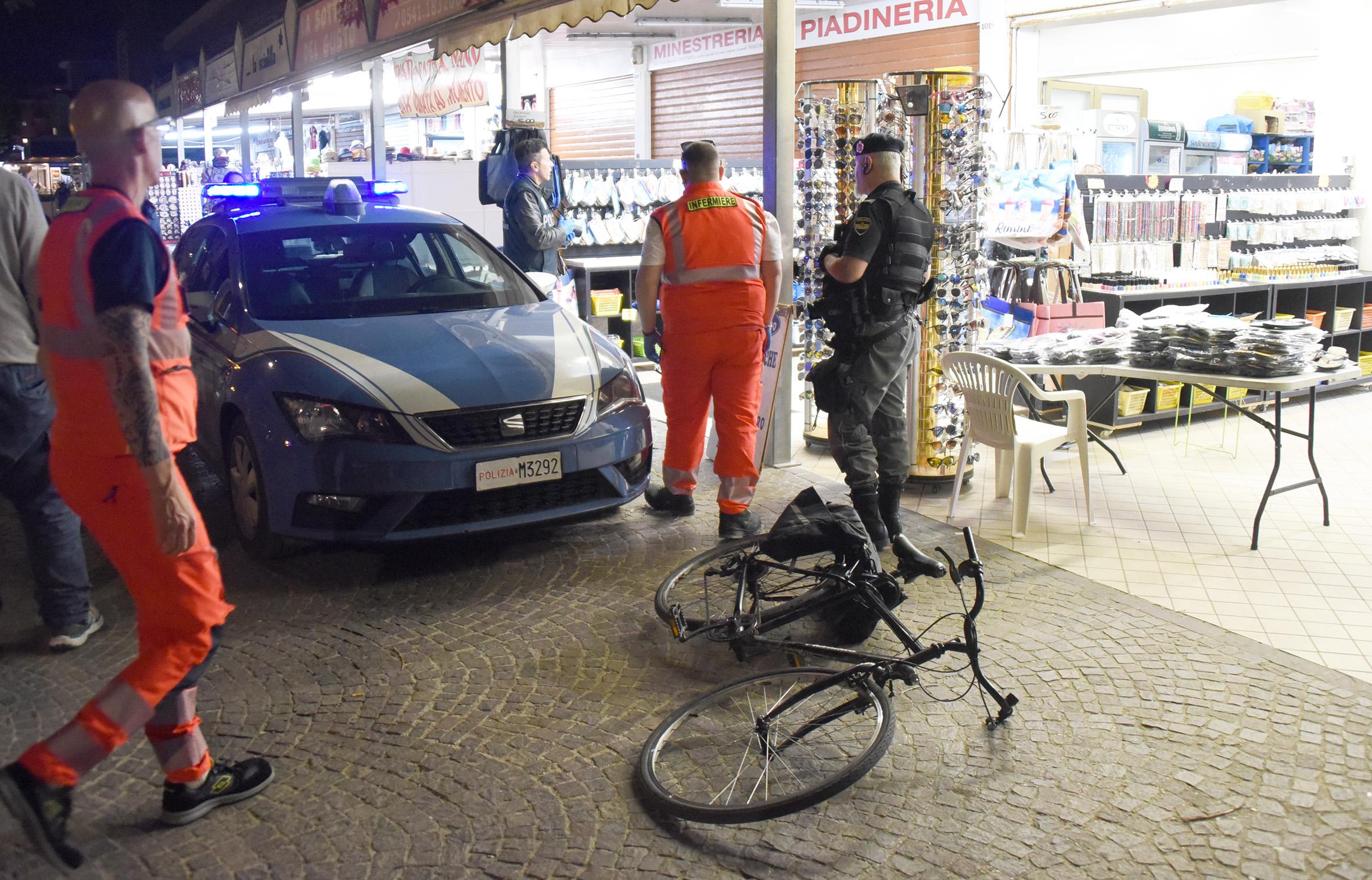 armato di un accetta tenta di rapinare un negozio arrestato dalla polizia da Ilrestodelcarlino.it armato di un accetta tenta di rapinare un negozio arrestato dalla polizia