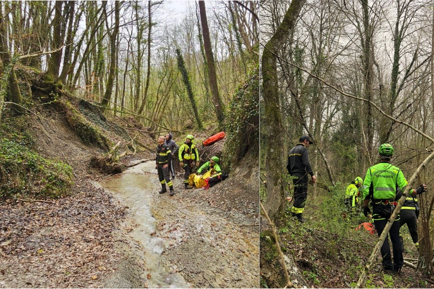 Le difficili operazioni per il recupero della donna caduta in un dirupo mentre passeggiava nei boschi di Cantiano