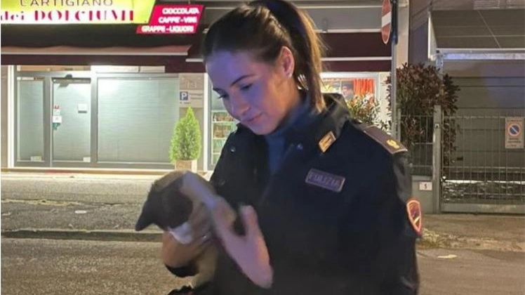 L'agente della polizia Fabiana con il gattino Kirp