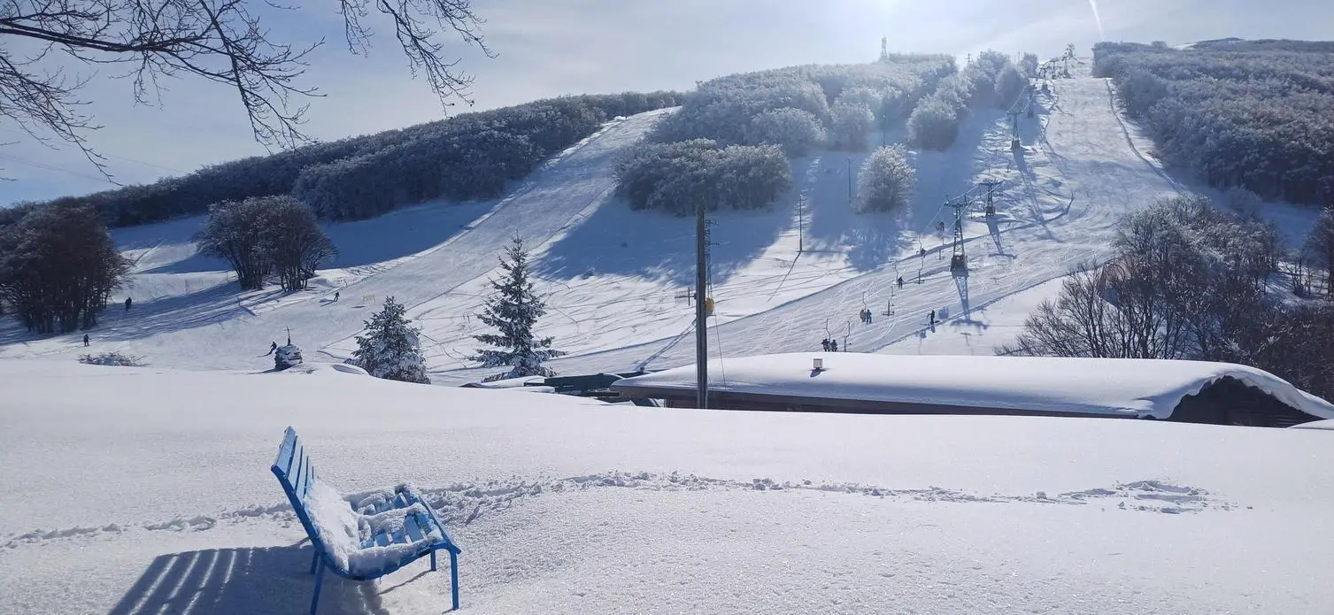 Tanta neve in montagna. Coltre spessa e freddo, festeggiano gli appassionati