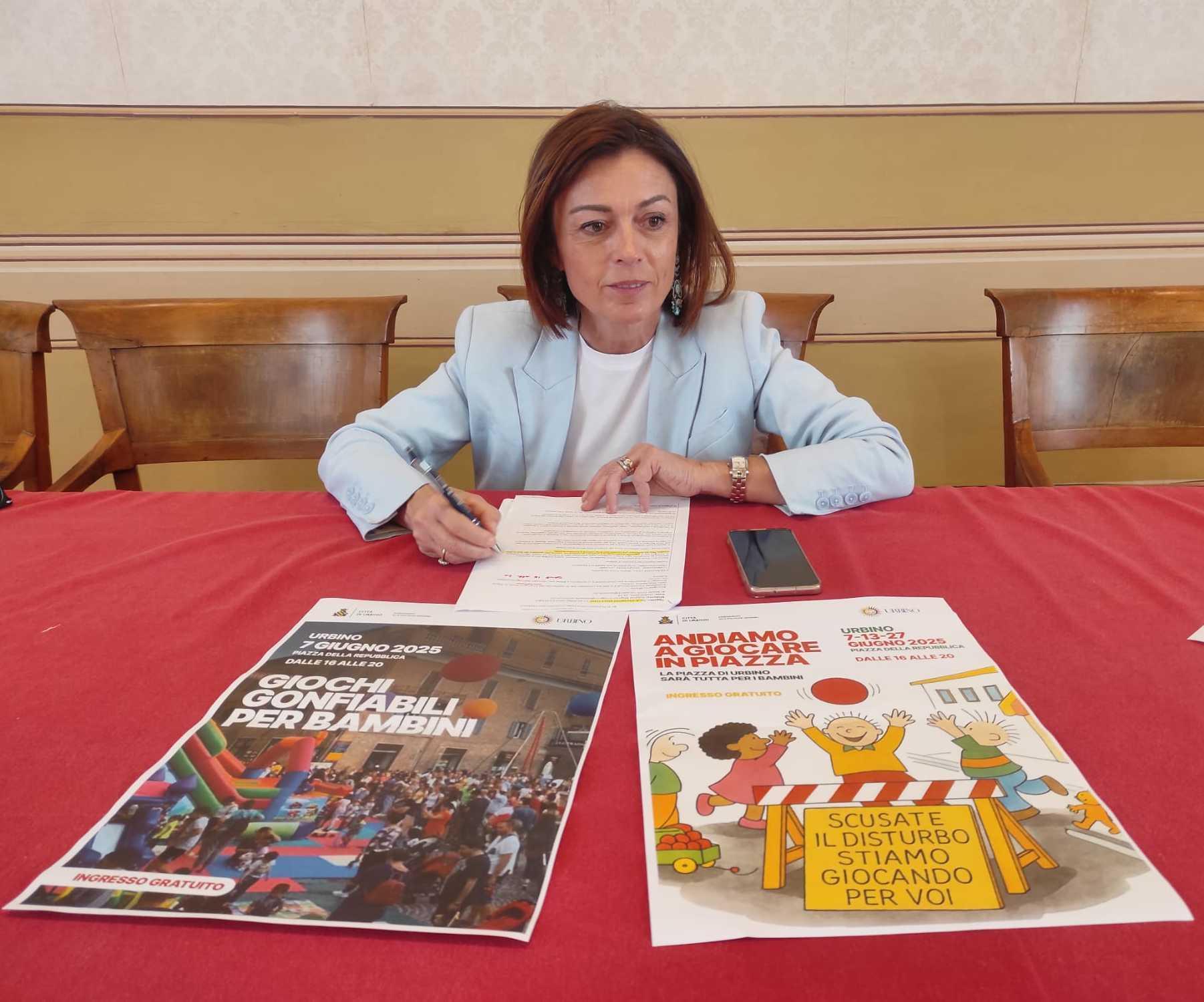 "Bambini, ora si può giocare in piazza" "Bambini, ora si può giocare in piazza"