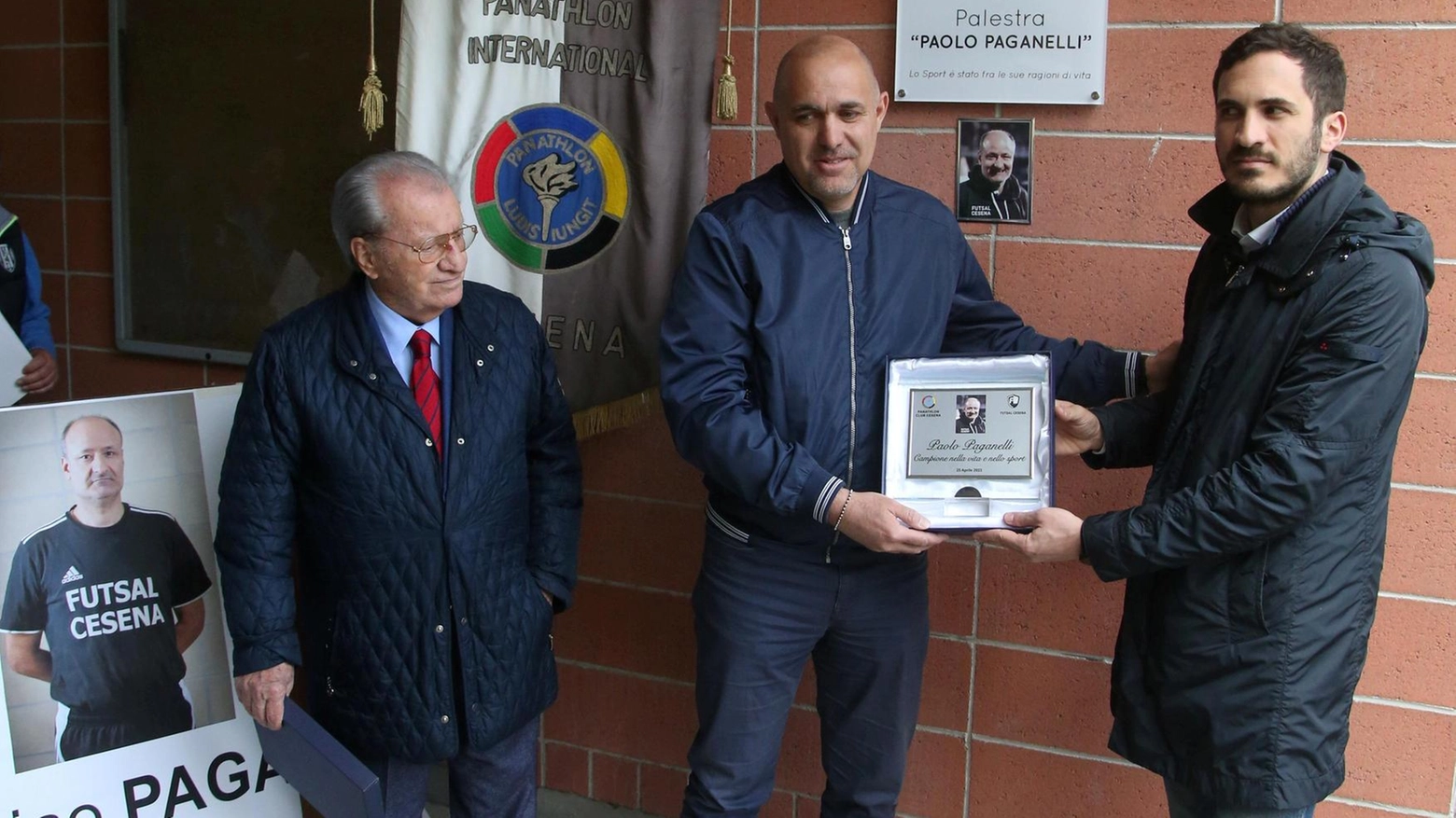 La Futsal Cesena e il Panathlon Club Cesena commemorano Paolo Paganelli con il secondo Memorial. La squadra si prepara per il triangolare in suo onore, mentre celebra il successo in A2 Elite.