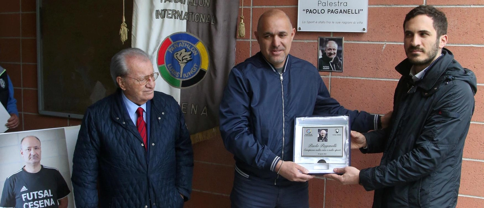 La Futsal Cesena e il Panathlon Club Cesena commemorano Paolo Paganelli con il secondo Memorial. La squadra si prepara per il triangolare in suo onore, mentre celebra il successo in A2 Elite.