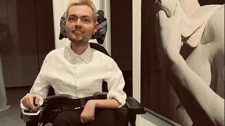 Il 25enne Petrini è costretto su una sedia a rotelle perché malato di Sma presenta il progetto ‘Moda e disabilità. La diversità è normalità’ e fa un appello alle griffe: "Aiutateci a realizzare i nostri sogni"