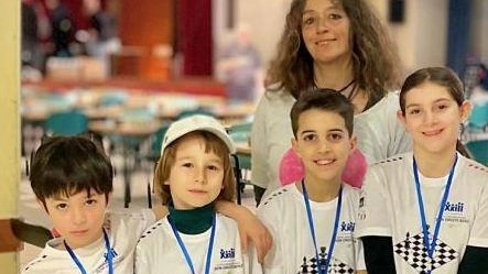 La squadra della scuola Don Oreste Benzi di Forlì ha vinto la fase regionale del Trofeo Scacchi Scuola 2024 a Ferrara, qualificandosi per la finale nazionale in Abruzzo. Il successo è frutto di un progetto di insegnamento degli scacchi avviato nel 2020.
