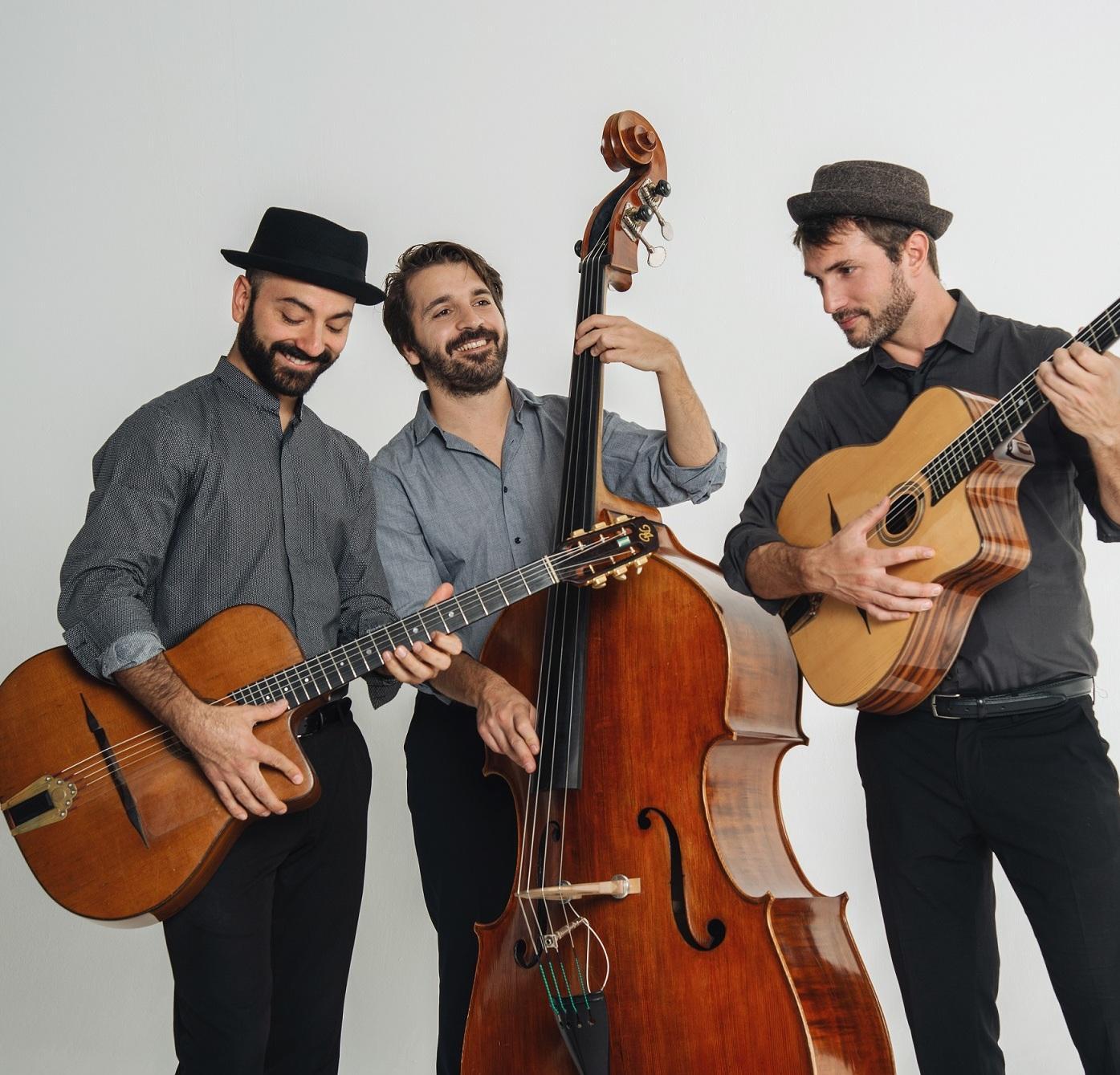 Gipsy jazz con Accordi Disaccordi. Alle 21 al Chiostro di S.Francesco