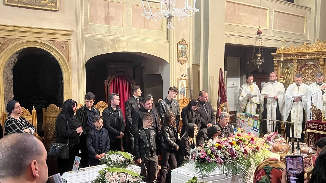 Le quattro bare bianche nella chiesa ortodossa (foto Schicchi)