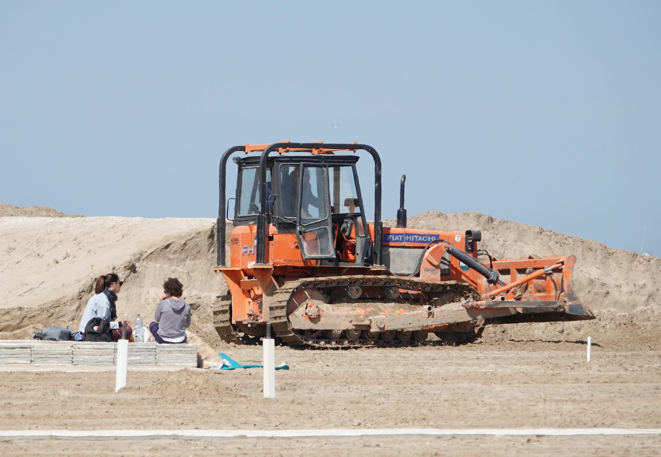 Ruspe spiaggia da Ilrestodelcarlino.it Ruspe in spiaggia a Cervia per contrastare un’anomala alta marea
