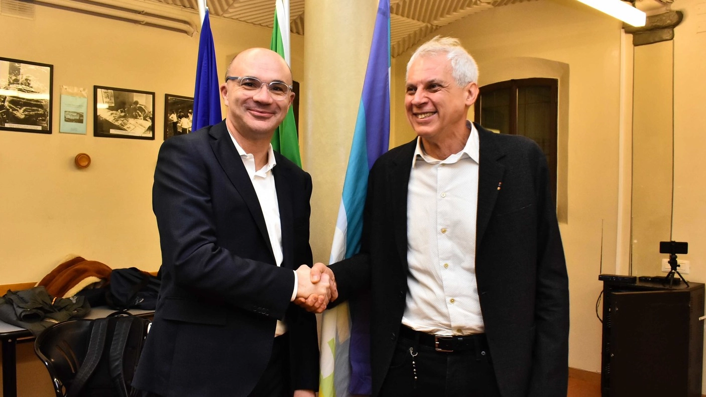 Il sindaco Luca Vecchi a sinistra con il candidato Marco Massari